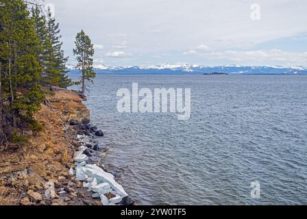 Yellowstone Lake et Snowy Mountains au début du printemps dans le parc national de Yellowstone dans le Wyoming Banque D'Images