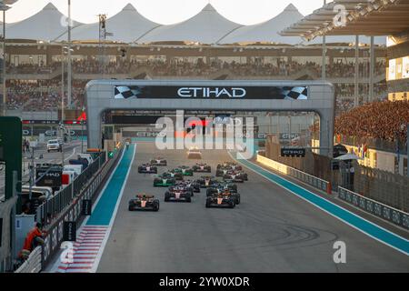 Yas Marina, Abu Dhabi. 08 décembre 2024. Départ de la course le jour de la course, dimanche de formule 1 Etihad Airways Abu Dhabi Grand Prix 2024, Yas Marina, Abu Dhabi 6-8 décembre 2024 crédit : Alessio de Marco/Alamy Live News Banque D'Images