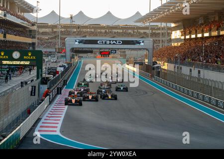 Yas Marina, Abu Dhabi. 08 décembre 2024. Départ de la course le jour de la course, dimanche de formule 1 Etihad Airways Abu Dhabi Grand Prix 2024, Yas Marina, Abu Dhabi 6-8 décembre 2024 crédit : Alessio de Marco/Alamy Live News Banque D'Images