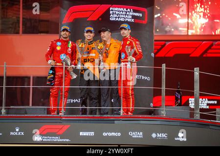 Yas Marina, Abu Dhabi. 08 décembre 2024. PODIUM DE LA COURSE ; de gauche à droite Carlos Sainz Jr. (ESP) - Scuderia Ferrari - Ferrari SF-24 - Ferrari, Lando Norris (GBR) - McLaren Formula 1 Team - McLaren MCL38 - Mercedes Charles Leclerc (mon) - Scuderia Ferrari - Ferrari SF-24 - Ferrar Zak Brown (USA) - CEO McLaren Racing pendant le jour de la course, dimanche de formule 1 Etihad Airways Abu Dhabi Grand Prix 2024, Yas Marina, Abu Dhabi, Abu Dessio Alami, 2024 décembre 6-8 Banque D'Images