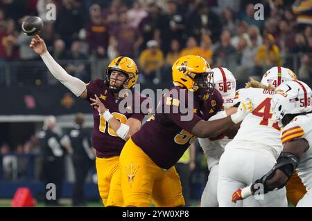 Arlington, États-Unis. 07 décembre 2024. Le quarterback Sam Leavitt #10 de l'Arizona State passe le ballon contre l'Iowa State lors du Dr Pepper BIG 12 Championship 2024 au AT&T Stadium. Score final Arizona State bat Iowa State 45-19. Le 7 décembre 2024 à Arlington, Texas (photo Javier Vicencio/ Eyepix Group/Sipa USA) crédit : Sipa USA/Alamy Live News Banque D'Images