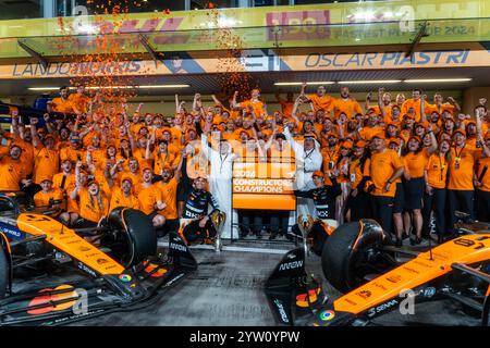 Abu Dhabi, Émirats arabes Unis. 08 décembre 2024. L'écurie McLaren F1 Team célèbre sa victoire au Grand Prix de formule 1 d'Abu Dhabi sur le circuit de Yas Marina. Crédit : SOPA images Limited/Alamy Live News Banque D'Images