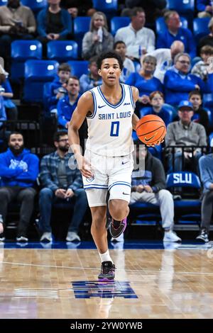 St Louis, États-Unis. 08 décembre 2024. 08 DÉCEMBRE 2024 : la garde de Saint Louis Billikens Kellen Thames (0) fait descendre la balle dans un match de saison régulière où les Cougars de Chicago ont visité les Billikens de Saint Louis. Tenue à la Chaifetz Arena à formé Louis, MO le dimanche 08 décembre 2024 Richard Ulreich/CSM crédit : CAL Sport Media/Alamy Live News Banque D'Images