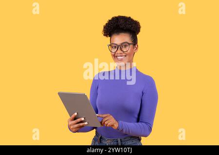 Jeune femme brésilienne avec joie à l'aide d'une tablette dans un cadre animé Banque D'Images