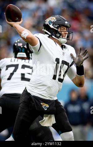 Nashville, Tennessee, États-Unis. 8 décembre 2024. Le quarterback des Jaguars de Jacksonville Mac Jones (10 ans) tente de passer lors de son match contre les Jaguars de Jacksonville au Nissan Stadium. (Crédit image : © Camden Hall/ZUMA Press Wire) USAGE ÉDITORIAL SEULEMENT! Non destiné à UN USAGE commercial ! Crédit : ZUMA Press, Inc/Alamy Live News Banque D'Images