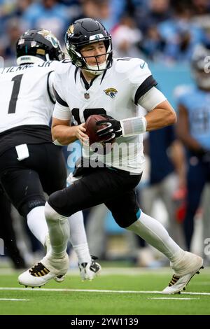 Nashville, Tennessee, États-Unis. 8 décembre 2024. Le quarterback des Jaguars de Jacksonville Mac Jones (10 ans) tente de passer lors de son match contre les Jaguars de Jacksonville au Nissan Stadium. (Crédit image : © Camden Hall/ZUMA Press Wire) USAGE ÉDITORIAL SEULEMENT! Non destiné à UN USAGE commercial ! Crédit : ZUMA Press, Inc/Alamy Live News Banque D'Images