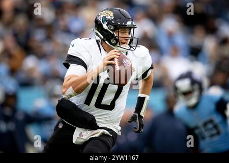 Nashville, Tennessee, États-Unis. 8 décembre 2024. Le quarterback des Jaguars de Jacksonville Mac Jones (10 ans) tente de passer lors de son match contre les Jaguars de Jacksonville au Nissan Stadium. (Crédit image : © Camden Hall/ZUMA Press Wire) USAGE ÉDITORIAL SEULEMENT! Non destiné à UN USAGE commercial ! Crédit : ZUMA Press, Inc/Alamy Live News Banque D'Images