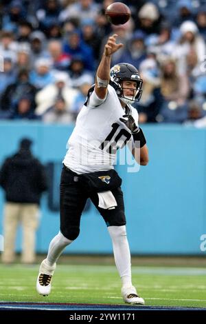 Nashville, Tennessee, États-Unis. 8 décembre 2024. Le quarterback des Jaguars de Jacksonville Mac Jones (10 ans) tente de passer lors de son match contre les Jaguars de Jacksonville au Nissan Stadium. (Crédit image : © Camden Hall/ZUMA Press Wire) USAGE ÉDITORIAL SEULEMENT! Non destiné à UN USAGE commercial ! Crédit : ZUMA Press, Inc/Alamy Live News Banque D'Images