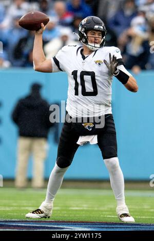 Nashville, Tennessee, États-Unis. 8 décembre 2024. Le quarterback des Jaguars de Jacksonville Mac Jones (10 ans) tente de passer lors de son match contre les Jaguars de Jacksonville au Nissan Stadium. (Crédit image : © Camden Hall/ZUMA Press Wire) USAGE ÉDITORIAL SEULEMENT! Non destiné à UN USAGE commercial ! Crédit : ZUMA Press, Inc/Alamy Live News Banque D'Images