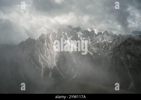 Il s'agit d'une photographie en noir et blanc saisissante qui capture magnifiquement une montagne majestueuse recouverte de neige immaculée, mettant en valeur l'art de la nature Banque D'Images