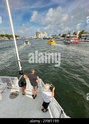 Fort Lauderdale, Floride, États-Unis - 2 décembre 2024 : personnes debout sur le pont avant d'un bateau touristique alors qu'il navigue sur la voie navigable de la ville Banque D'Images