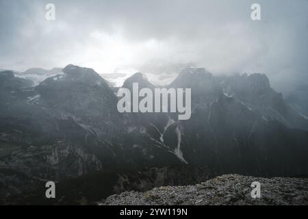 Il s'agit d'une photographie captivante en noir et blanc représentant une chaîne de montagnes majestueuse et accidentée, mettant en valeur sa beauté naturelle et sa grandeur Banque D'Images