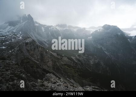 Il s'agit d'une photographie captivante en noir et blanc représentant une chaîne de montagnes majestueuse et accidentée, mettant en valeur sa beauté naturelle et sa grandeur Banque D'Images