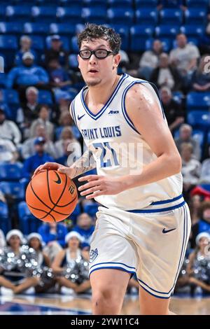 St Louis, États-Unis. 08 décembre 2024. 08 DÉCEMBRE 2024 : le centre Robbie Avila (21 ans) de Saint Louis Billikens dans un match de saison régulière où les Cougars de Chicago ont visité les Billikens de Saint Louis. Tenue à la Chaifetz Arena à formé Louis, MO le dimanche 08 décembre 2024 Richard Ulreich/CSM crédit : CAL Sport Media/Alamy Live News Banque D'Images