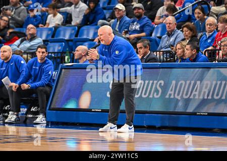 St Louis, États-Unis. 08 décembre 2024. 08 DÉCEMBRE 2024 : Josh Schertz, entraîneur-chef de Saint Louis Billikens, applaudit son équipe pour les encourager en défense lors d'un match de saison régulière où les Cougars de Chicago ont visité les Billikens de Saint Louis. Tenue à la Chaifetz Arena à formé Louis, MO le dimanche 08 décembre 2024 Richard Ulreich/CSM crédit : CAL Sport Media/Alamy Live News Banque D'Images