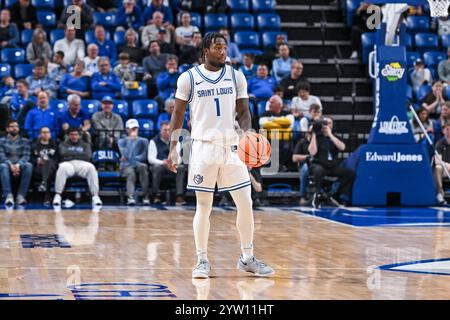 St Louis, États-Unis. 08 décembre 2024. 08 DÉCEMBRE 2024 : le garde de Saint Louis Billikens, Isaiah Swope (1), attend un match pour se développer en saison régulière où les Cougars de Chicago ont visité les Billikens de Saint Louis. Tenue à la Chaifetz Arena à formé Louis, MO le dimanche 08 décembre 2024 Richard Ulreich/CSM crédit : CAL Sport Media/Alamy Live News Banque D'Images