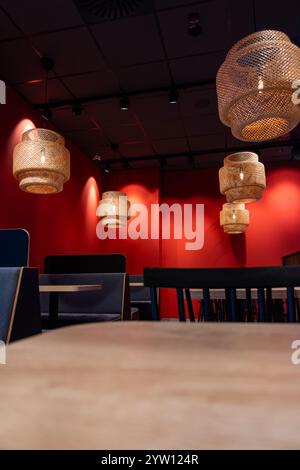 Intérieur du restaurant avec murs rouges et lanternes orange. Profitez d'une lumière naturelle et d'humeur changeante Banque D'Images