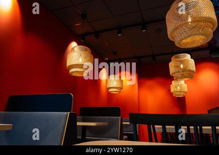 Intérieur du restaurant avec murs rouges et lanternes orange. Profitez d'une lumière naturelle et d'humeur changeante Banque D'Images