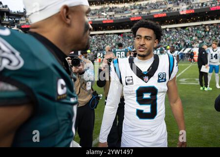 Philadelphie, États-Unis. 08 décembre 2024. Le quarterback des Philadelphia Eagles, Jalen Hurts (1) et le quarterback des Carolina Panthers, Bryce Young (9), discutent après une action de la NFL au Lincoln Financial Field à Philadelphie le dimanche 8 décembre 2024. Crédit : UPI/Alamy Live News Banque D'Images