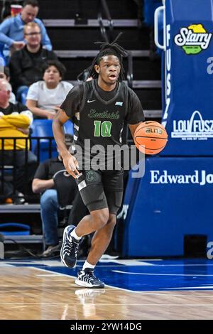 St Louis, États-Unis. 08 décembre 2024. 08 DÉCEMBRE 2024 : Matthew Robinson (10 ans), garde des Cougars de Chicago State, fait descendre la balle dans un match de saison régulière où les Cougars de Chicago ont visité les Billikens de Saint Louis. Tenue à la Chaifetz Arena à formé Louis, MO le dimanche 08 décembre 2024 Richard Ulreich/CSM crédit : CAL Sport Media/Alamy Live News Banque D'Images