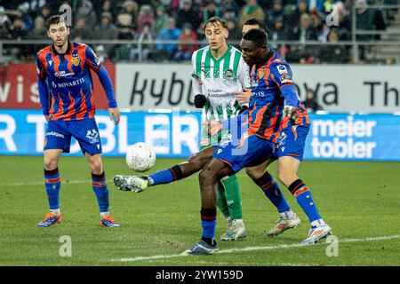 - Gallen, Suisse. 08 décembre 2024. Gall, Suisse, 08 décembre 2024 : Jonas Adjetey (32 Basel) lors du match de Super League entre le FC Gall et le FC Basel 1893 au Kybunpark à Gall, Suisse. Philipp Kresnik (Philipp Kresnik/SPP) crédit : SPP Sport Press photo. /Alamy Live News Banque D'Images