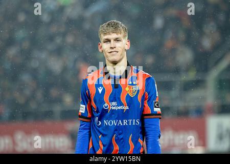 - Gallen, Suisse. 08 décembre 2024. Gall, Suisse, 08 décembre 2024 : Anton Kade (30 Basel) lors du match de football de Super League entre le FC Gall et le FC Basel 1893 au Kybunpark à Gall, Suisse. Philipp Kresnik (Philipp Kresnik/SPP) crédit : SPP Sport Press photo. /Alamy Live News Banque D'Images