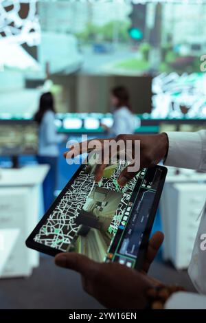 Responsable afro-américain supervisant l'activité des chauffeurs de camions de livraison, utilise une tablette pour surveiller le trafic sur la navigation par satellite. L'opérateur envoie les coordonnées gps aux coursiers, service de livraison. Gros plan. Banque D'Images