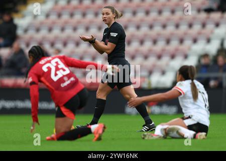 Leigh, Royaume-Uni. 08 décembre 2024. Arbitre Stacey Fullicks lors du match de Super League féminine Barclays Manchester United Women vs Liverpool Women au Leigh Sports Village, Leigh, Royaume-Uni, le 8 décembre 2024 (photo par Alex Roebuck/News images) à Leigh, Royaume-Uni le 8/12/2024. (Photo par Alex Roebuck/News images/SIPA USA) crédit : SIPA USA/Alamy Live News Banque D'Images