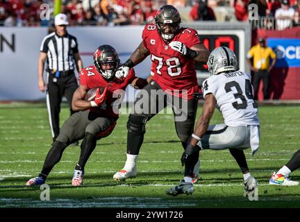 Tampa, États-Unis. 08 décembre 2024. Les Buccaneers de Tampa Bay Running Back Sean Tucker (44) suivent l'attaque offensive des Buccaneers de Tampa Bay Tristan Wirfs (78) alors qu'ils courent vers la sécurité des Raiders de Las Vegas Thomas Harper (34) pendant la deuxième mi-temps au Raymond James Stadium de Tampa, Floride, le dimanche 8 décembre 2024. Photo de Steve Nesius/UPI crédit : UPI/Alamy Live News Banque D'Images