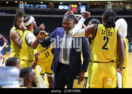 Londres, Canada. 8 décembre 2024. Dans le match d'ouverture à domicile du Lightning de Londres, ils battent le Windsor Express 117-109 à Canada Life place. Jerry Williams (entraîneur) du London Lightning dans son premier match. Crédit : Luke Durda/Alamy Live News Banque D'Images