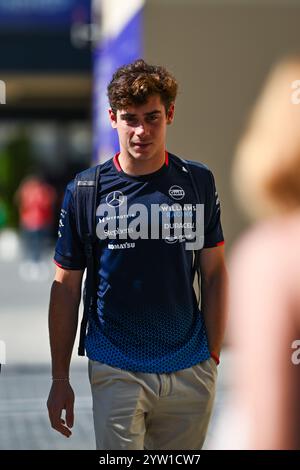 8 décembre 2024, Abu Dhabi, Mezzolombardo, Emirats Arabes Unis : le pilote argentin Franco Colapinto ( Williams Racing) arrive dans le Paddock du Grand Prix FIA de formule 1 Abu Dhabi au circuit de Yas Marina à Abu Dhabi, Emirats Arabes Unis. (Crédit image : © Daisy Facinelli/ZUMA Press Wire) USAGE ÉDITORIAL SEULEMENT! Non destiné à UN USAGE commercial ! Banque D'Images