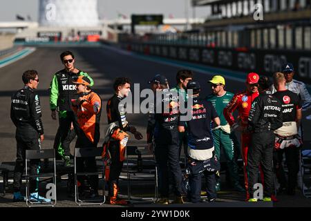 8 décembre 2024, Abu Dhabi, Mezzolombardo, Emirats Arabes Unis : les pilotes sont vus lors du défilé des pilotes du Grand Prix FIA de formule 1 Abu Dhabi sur le circuit de Yas Marina à Abu Dhabi, Emirats Arabes Unis. (Crédit image : © Daisy Facinelli/ZUMA Press Wire) USAGE ÉDITORIAL SEULEMENT! Non destiné à UN USAGE commercial ! Banque D'Images