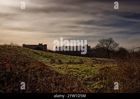 Les silhouettes de Mutual Mills, à travers les champs à Heywood, Rochdale. Banque D'Images