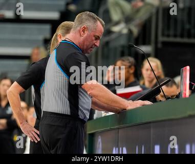 Waco, Texas, États-Unis. 8 décembre 2024. L'arbitre Doug Knight passe en revue une vidéo rejouée lors d'un match de basket-ball universitaire féminin entre les Baylor Lady Bears et les UNLV Lady Rebels le 8 décembre 2024 à Waco, Texas. Baylor a gagné, 71-64. (Crédit image : © Scott Coleman/ZUMA Press Wire) USAGE ÉDITORIAL SEULEMENT! Non destiné à UN USAGE commercial ! Banque D'Images