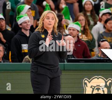 Waco, Texas, États-Unis. 8 décembre 2024. Nicki Collen, entraîneur-chef de Baylor, lors d'un match de basket-ball universitaire féminin entre les Baylor Lady Bears et les UNLV Lady Rebels le 8 décembre 2024 à Waco, Texas. Baylor a gagné, 71-64. (Crédit image : © Scott Coleman/ZUMA Press Wire) USAGE ÉDITORIAL SEULEMENT! Non destiné à UN USAGE commercial ! Banque D'Images