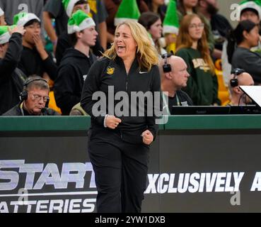 Waco, Texas, États-Unis. 8 décembre 2024. Nicki Collen, entraîneur-chef de Baylor, lors d'un match de basket-ball universitaire féminin entre les Baylor Lady Bears et les UNLV Lady Rebels le 8 décembre 2024 à Waco, Texas. Baylor a gagné, 71-64. (Crédit image : © Scott Coleman/ZUMA Press Wire) USAGE ÉDITORIAL SEULEMENT! Non destiné à UN USAGE commercial ! Banque D'Images