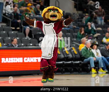 Waco, Texas, États-Unis. 8 décembre 2024. La mascotte Marigold de l'Université Baylor sur le terrain lors d'un match de basket-ball universitaire féminin entre les Baylor Lady Bears et les UNLV Lady Rebels le 8 décembre 2024 à Waco, Texas. Baylor a gagné, 71-64. (Crédit image : © Scott Coleman/ZUMA Press Wire) USAGE ÉDITORIAL SEULEMENT! Non destiné à UN USAGE commercial ! Banque D'Images