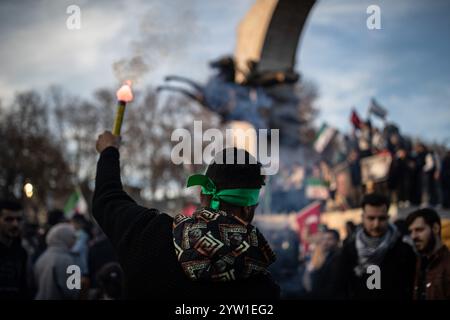 Istanbul, Turquie. 08 décembre 2024. Un manifestant tient une torche pendant la célébration syrienne de la chute du régime Assad à Istanbul. Crédit : SOPA images Limited/Alamy Live News Banque D'Images