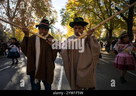 Des musiciens d'un groupe folklorique péruvien résidant en Espagne jouent de la flûte pendant le défilé sur le Paseo del Prado. L’Ambassade du Pérou en Espagne, avec plus de 20 groupes de la communauté péruvienne de Madrid, a organisé un défilé avec des danses, des costumes folkloriques et artistiques de la culture péruvienne. Banque D'Images