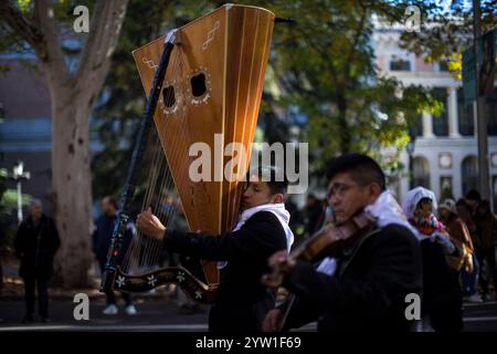 Des musiciens d’un groupe folklorique péruvien vivant en Espagne jouent de la harpe et du violon lors du défilé sur le Paseo del Prado à Madrid. L’Ambassade du Pérou en Espagne, avec plus de 20 groupes de la communauté péruvienne de Madrid, a organisé un défilé avec des danses, des costumes folkloriques et artistiques de la culture péruvienne. Banque D'Images