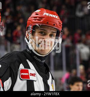 Cologne, Rhénanie du Nord-Westphalie, Allemagne. 8 décembre 2024. L'arbitre LUKAS VOLT (6) sourit après le match 24 Deutsche Eishockey Liga (Ligue allemande de hockey sur glace) entre les Koelner Haie (requins de Cologne) et les Augsburger Panther dans la Lanxess Arena à Cologne, Allemagne, le 8 décembre 2024. (Crédit image : © Kai Dambach/ZUMA Press Wire) USAGE ÉDITORIAL SEULEMENT! Non destiné à UN USAGE commercial ! Banque D'Images