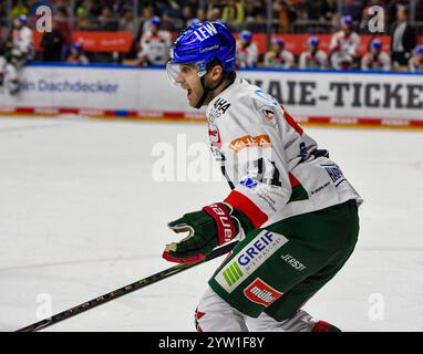 Cologne, Rhénanie du Nord-Westphalie, Allemagne. 8 décembre 2024. Le défenseur des Augsburger Panther, MICK KOHLER (11 ans), crie lors du match 24 de la Deutsche Eishockey Liga (Ligue allemande de hockey sur glace) entre les Koelner haie (requins de Cologne) et les Augsburger Panther dans la Lanxess Arena de Cologne, en Allemagne, le 8 décembre 2024. (Crédit image : © Kai Dambach/ZUMA Press Wire) USAGE ÉDITORIAL SEULEMENT! Non destiné à UN USAGE commercial ! Banque D'Images