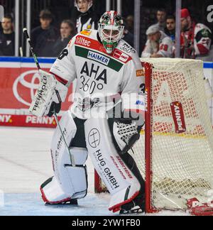 Cologne, Rhénanie du Nord-Westphalie, Allemagne. 8 décembre 2024. STRAUSS MANN (38 ans), gardien de but de l'Augsburger Panther, marque le but de la journée 24 Deutsche Eishockey Liga (Ligue allemande de hockey sur glace) entre les Koelner haie (Sharks de Cologne) et les Augsburger Panther dans la Lanxess Arena de Cologne, Allemagne, le 8 décembre 2024. (Crédit image : © Kai Dambach/ZUMA Press Wire) USAGE ÉDITORIAL SEULEMENT! Non destiné à UN USAGE commercial ! Banque D'Images