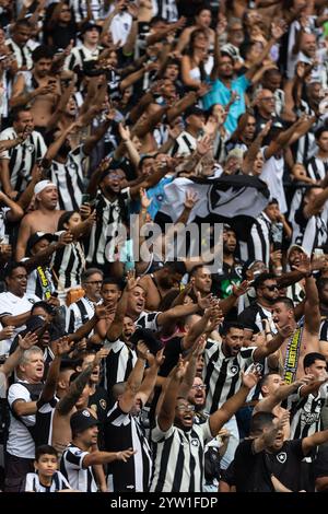 Rio de Janeiro, Brésil. 08 décembre 2024. RIO DE JANEIRO, BRÉSIL - 08 DÉCEMBRE : LES FANS de Botafogo acclament pendant le match entre Botafogo et Sao Paulo dans le cadre de Brasileirao 2024 au stade Nilton Santos le 08 décembre 2024 à Rio de Janeiro, Brésil. Crédit : Ruano Carneiro/Alamy Live News Banque D'Images