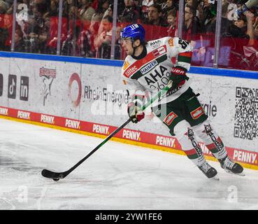 Cologne, Rhénanie du Nord-Westphalie, Allemagne. 8 décembre 2024. Le défenseur des Augsburger Panther THOMAS SCHEMITSCH (62 ans) contrôle la rondelle lors du match 24 Deutsche Eishockey Liga (Ligue allemande de hockey sur glace) entre les Koelner haie (requins de Cologne) et les Augsburger Panther dans la Lanxess Arena de Cologne, Allemagne, le 8 décembre 2024. (Crédit image : © Kai Dambach/ZUMA Press Wire) USAGE ÉDITORIAL SEULEMENT! Non destiné à UN USAGE commercial ! Banque D'Images