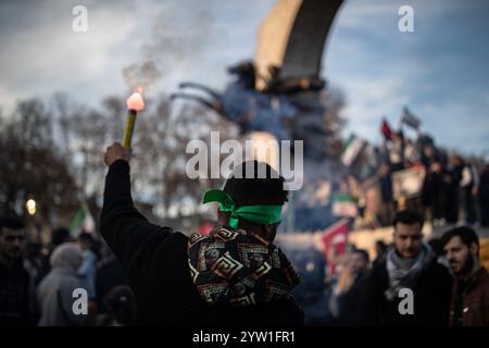 Istanbul, Turquie. 08 décembre 2024. Un manifestant tient une torche pendant la célébration syrienne de la chute du régime Assad à Istanbul. (Photo par Onur Dogman/SOPA images/SIPA USA) crédit : SIPA USA/Alamy Live News Banque D'Images