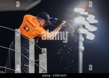 Circuit de Yas Marina, Abu Dhabi, Émirats arabes Unis 8 décembre 2024 ; Zak Brown du PDG de McLaren pendant le GP de formule 1 d'Abu Dhabi crédit : Jay Hirano/AFLO/Alamy Live News Banque D'Images