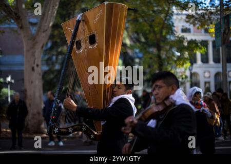 Madrid, Espagne. 08 décembre 2024. Des musiciens d’un groupe folklorique péruvien vivant en Espagne jouent de la harpe et du violon lors du défilé sur le Paseo del Prado à Madrid. L’Ambassade du Pérou en Espagne, avec plus de 20 groupes de la communauté péruvienne de Madrid, a organisé un défilé avec des danses, des costumes folkloriques et artistiques de la culture péruvienne. (Photo de Luis Soto/SOPA images/SIPA USA) crédit : SIPA USA/Alamy Live News Banque D'Images