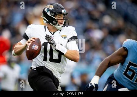 Nashville, Tennessee, États-Unis. 8 décembre 2024. Le quarterback des Jaguars de Jacksonville Mac Jones (10 ans) tente de passer lors de son match contre les Titans du Tennessee au Nissan Stadium. (Crédit image : © Camden Hall/ZUMA Press Wire) USAGE ÉDITORIAL SEULEMENT! Non destiné à UN USAGE commercial ! Crédit : ZUMA Press, Inc/Alamy Live News Banque D'Images