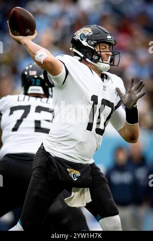 Nashville, Tennessee, États-Unis. 8 décembre 2024. Le quarterback des Jaguars de Jacksonville Mac Jones (10 ans) tente de passer lors de son match contre les Titans du Tennessee au Nissan Stadium. (Crédit image : © Camden Hall/ZUMA Press Wire) USAGE ÉDITORIAL SEULEMENT! Non destiné à UN USAGE commercial ! Crédit : ZUMA Press, Inc/Alamy Live News Banque D'Images